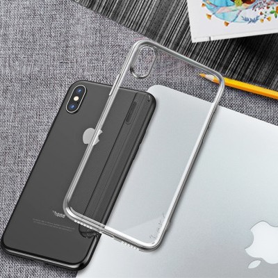 Capa transparente para smartphone sobre iPhone preto ao lado de portátil Apple