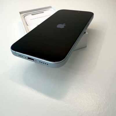 Smartphone Apple iPhone com ecrã preto e estrutura prateada sobre caixa branca