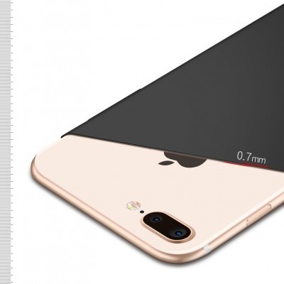 Smartphone dourado com capa preta de 0.7 mm