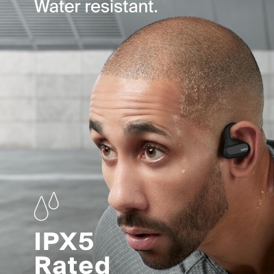 Homem usando fone de ouvido preto Belkin com gota de suor no rosto e texto Water resistant IPX5 Rated.