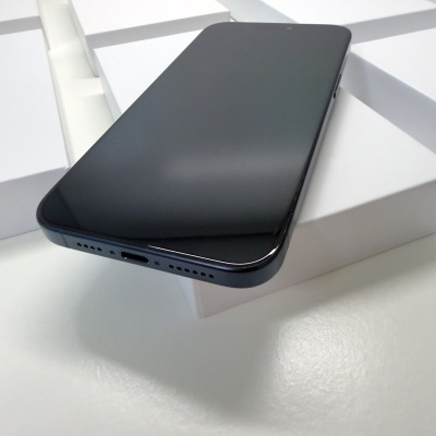 Smartphone preto sobre caixas brancas em fundo branco