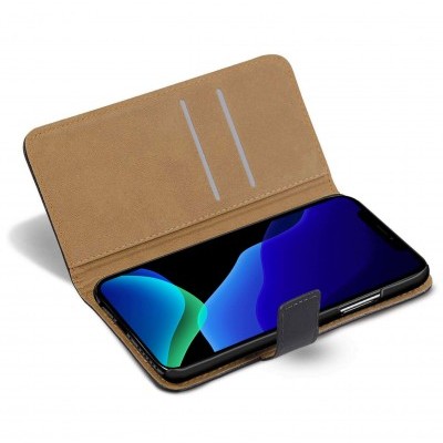 Smartphone numa capa castanha tipo carteira com fecho magnético preto