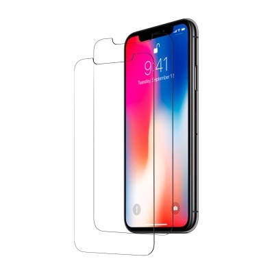 Smartphone com ecrã colorido e dois protetores de ecrã transparentes em fundo branco