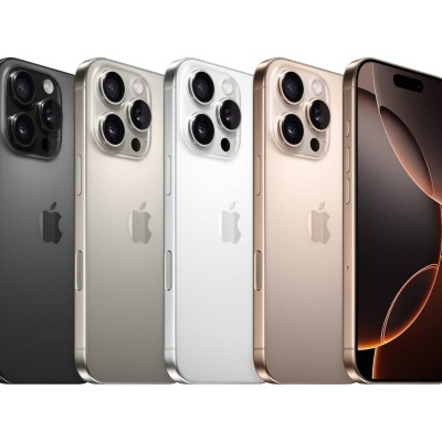 Cinco iPhones em várias cores alinhados, mostrando câmaras e ecran frontal