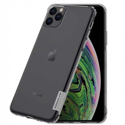 Smartphone iPhone preto com capa protetora transparente e etiqueta Nillkin