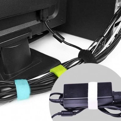 Organizadores de cabos em velcro coloridos segurando cabos elétricos pretos