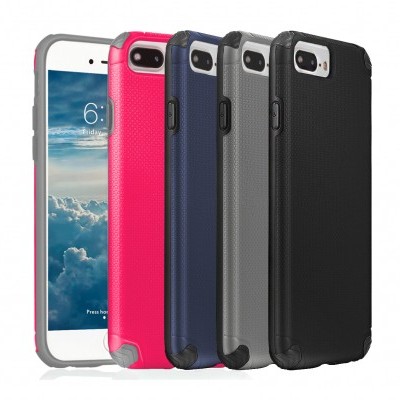 capas de telemóvel em várias cores com textura antiderrapante ao lado de um telemóvel ligado