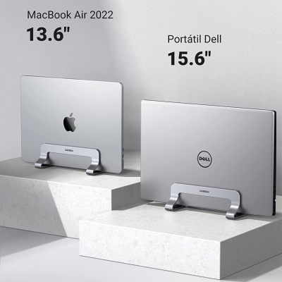 Dois computadores portáteis na vertical em suportes metálicos prateados, um MacBook Air 2022 de 13.6 polegadas e um portátil Dell de 15.6 polegadas