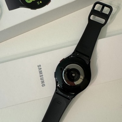 Relógio inteligente Samsung preto sobre caixa branca com logo Samsung