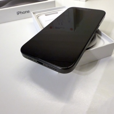 Smartphone iPhone preto na caixa branca