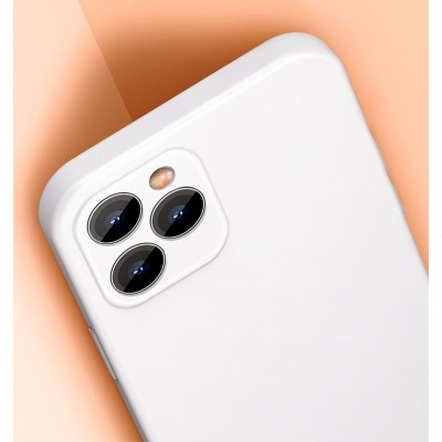 Telefone branco com três câmaras e flash