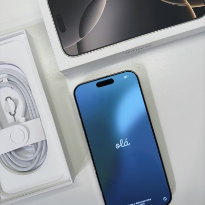 Smartphone preto com ecrã azul e caixa branca com acessório