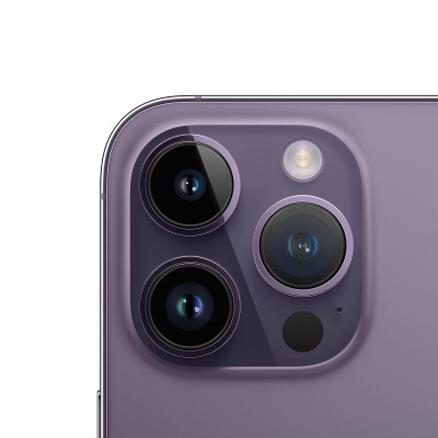 Smartphone roxo com três câmaras traseiras e flash