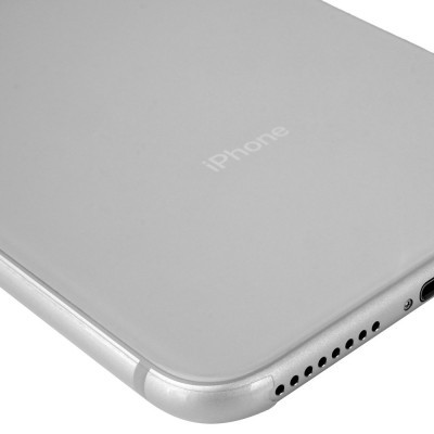 Parte traseira prateada de um iPhone com grelha de altifalante e entrada de carregamento