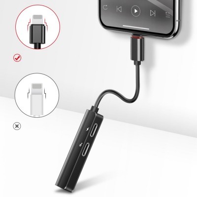 Adaptador de áudio e carregamento preto ligado a smartphone prateado