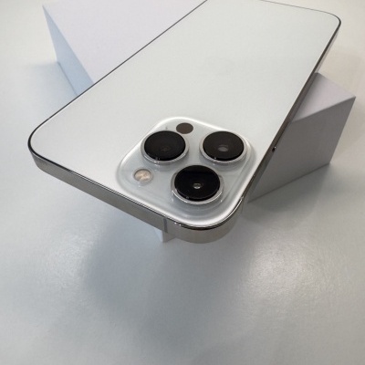 Smartphone branco com três lentes de câmera junto a caixa branca