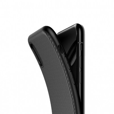 Capa preta com textura a ser colocada num telemóvel preto