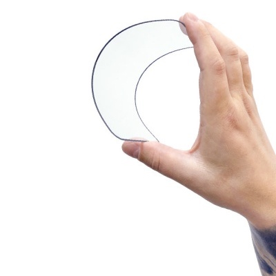 Mão segura lente transparente curva com borda preta