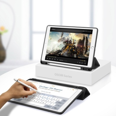 Dois tablets brancos com suportes pretos, um a reproduzir vídeo de robôs e outro a escrever relatório com caneta stylus sobre caixa OSOM Series