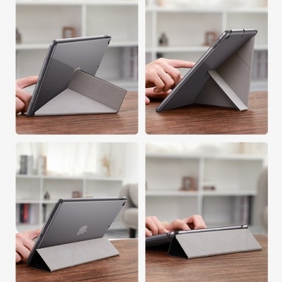 Tablet com capa dourável cinzenta numa mesa de madeira