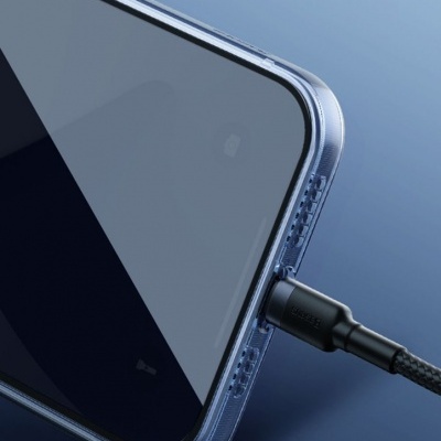 Smartphone com capa transparente e cabo USB-C preto ligado.