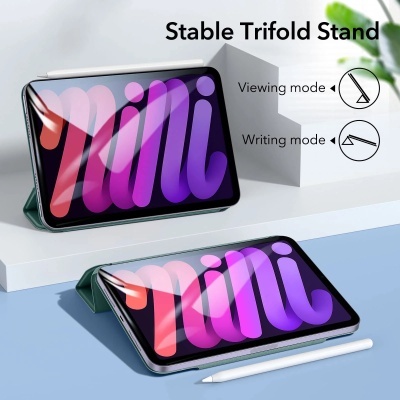 Dois tablets com capas verdes em suportes trípticos estáveis com um lápis branco