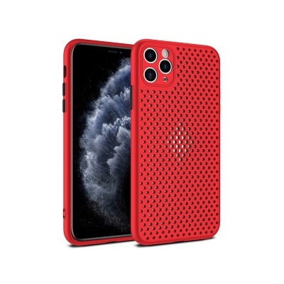 Capa vermelha perfurada para smartphone com tripla câmara traseira