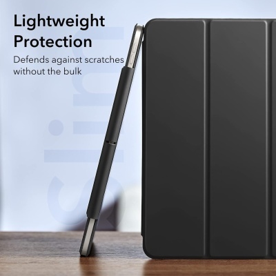 Capa preta para tablet com caneta preta e texto em inglês ao fundo