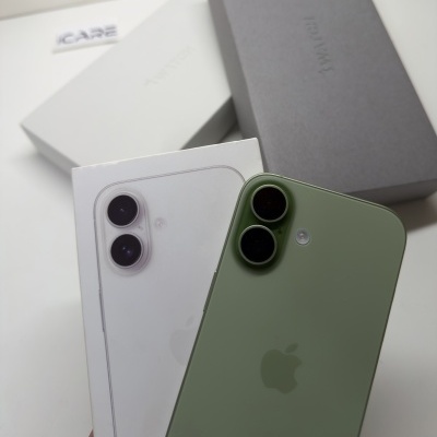 Telemóveis Apple iPhone verde e branco com caixas de iPhone e Apple Watch