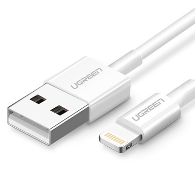 Cabo USB branco com terminais USB A e Lightning com inscrição UGREEN