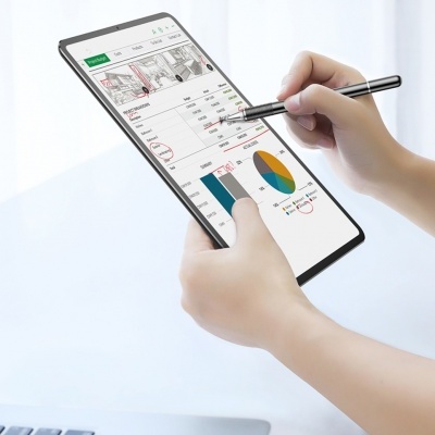 Mãos a usar tablet com gráficos e caneta digital em fundo branco.