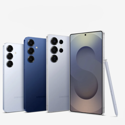 Quatro smartphones Samsung em diferentes cores com caneta stylus num fundo branco.