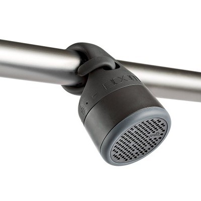 Ducha de chuveiro preta e cinzenta montada numa barra metálica prateada