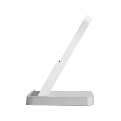 Base de carregamento branca com suporte inclinado em fundo branco