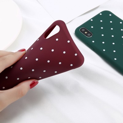 Capas de smartphone verde escuro e bordô com padrão de bolinhas brancas