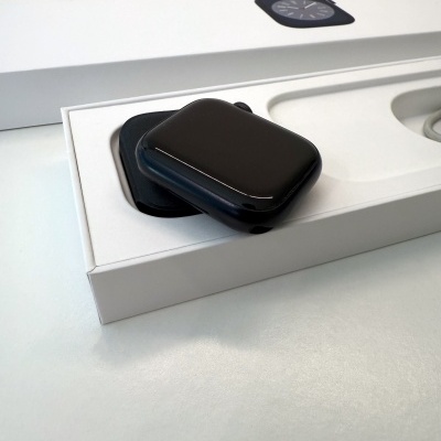 Smartwatch preto em embalagem branca com bracelete preta na caixa