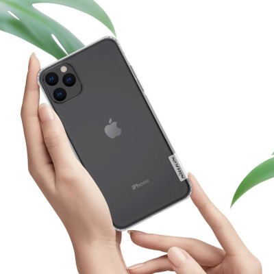 Smartphone iPhone com capa transparente e fundo branco com folhas verdes