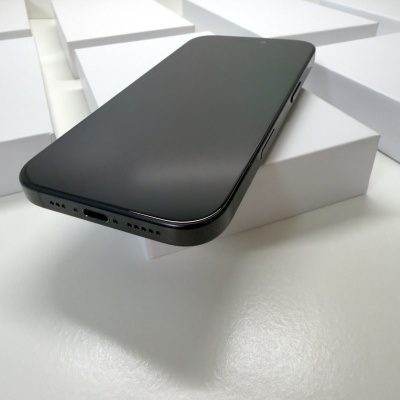 Smartphone preto sobre caixas brancas