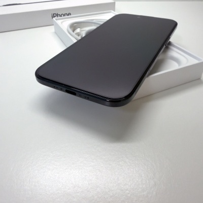 Smartphone iPhone preto com caixa branca e cabo.