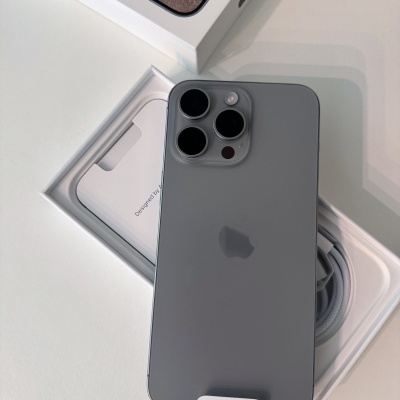 Smartphone iPhone cinza espacial com três câmaras na caixa branca sobre superfície branca