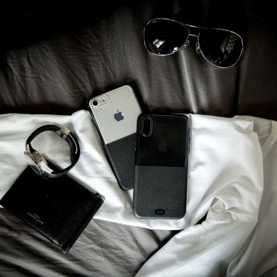 Telemóveis, relógio, carteira Michael Kors e óculos de sol sobre tecido