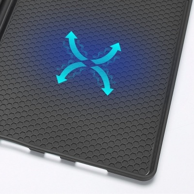 Capa preta para tablet com padrão hexagonal e setas azuis cruzadas