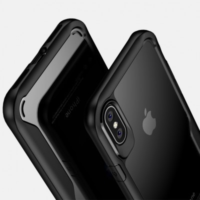 Capa preta protetora para iPhone com traseira transparente e logótipo Apple visível