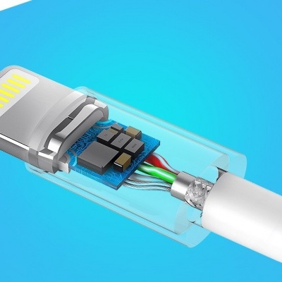 Cabo USB com conector branco e estrutura interna visível