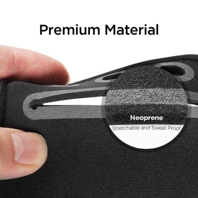 Material preto de neoprene esticado entre dedos com texto