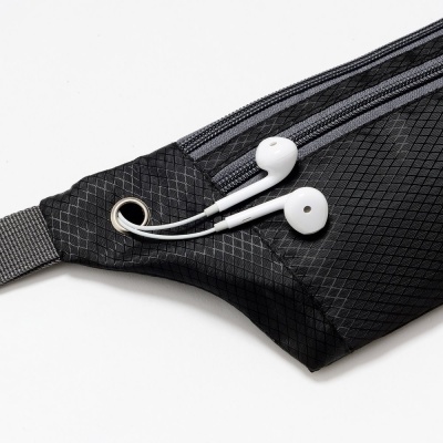 Bolsa preta para cintura com fecho e buraco para fios de auscultadores