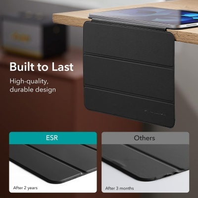 Capa preta para tablet a funcionar como suporte numa mesa com texto 'Built to Last'