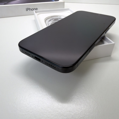 Smartphone iPhone preto em cima de caixa branca com cabo branco