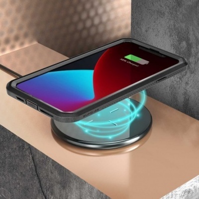 Base de carregamento sem fios com smartphone em cima numa superfície metálica