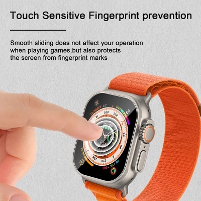 Relógio inteligente com bracelete textil laranja e ecrã digital colorido em fundo cinzento claro